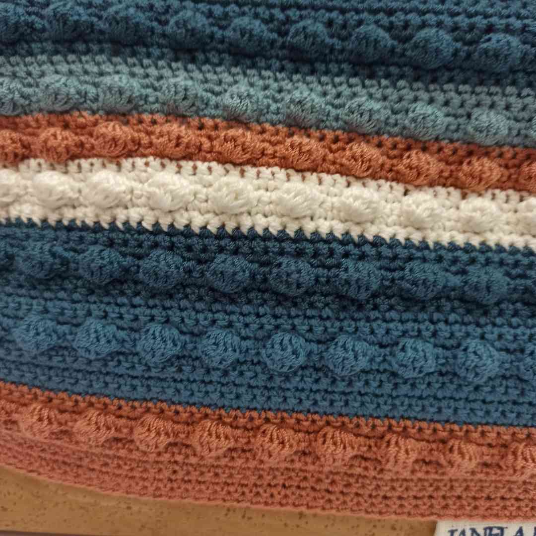 Clutch Bag Salmon & Blue - Crochet Details